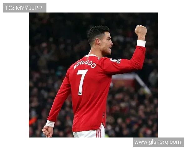 欧冠赛场惊现奇葩一幕球迷冲入抢夺C罗球衣引发热议